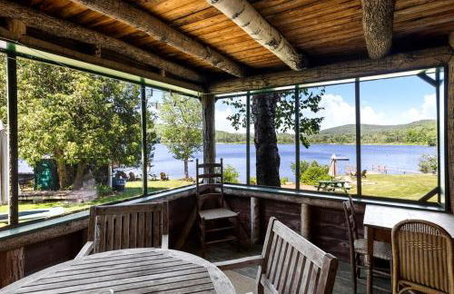 Tranquil Cabin on a Lake with Private Porch near Lebanon, New Hampshire - Foto 9