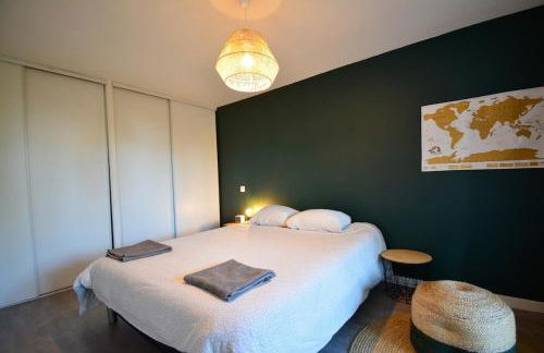 Bruyères with deck and private parking - Photo 10