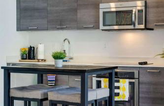 Vibrant Downtown Haven with Rooftop Pool & Parking - Foto 28