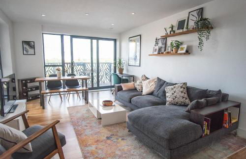 Stunning Riverside View Apartment, near Canary Wharf & O2 - Photo 32