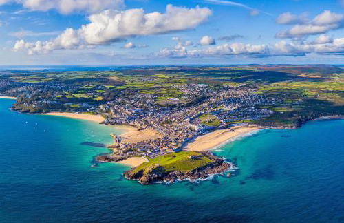 Skydeck at The Liner – Stylish 2-Bed / 2-Bath Top Floor with Panoramic Sea Views - Foto 11