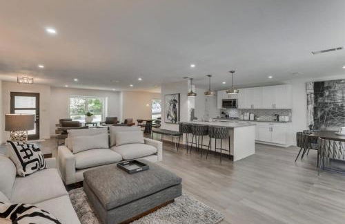 Luxury Home with 5 Bedrooms and Private Pool - Foto 14