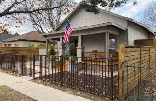 StockYards!-1 block away ! Cowboy Cottage sleeps 9 - Foto 24