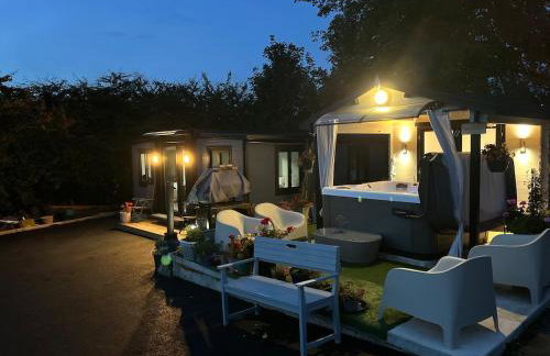 Sunset Retreat Cabin, Private Hot Tub with Mini Cinema Projector & Garden views - Foto 32