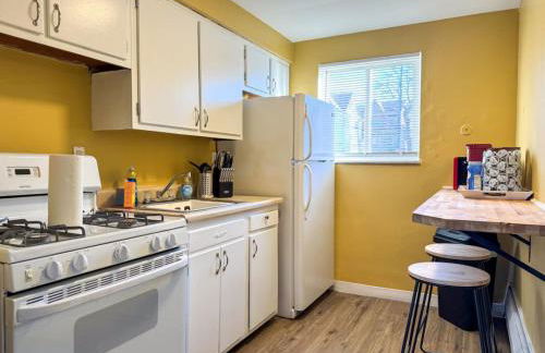 Sleeps 8 2 Full Apartments 5 Beds Parking plus WIFI - Foto 17