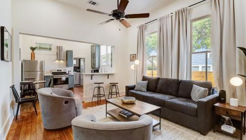 Downtown home with enclosed backyard, deck, streaming, washer/dryer, central AC - Foto 5