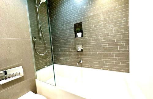 1 Min Walk to the Best Beach! Stunning New 2 Bedroom Apartment - Great Location - FREE Parking - Fast WiFi - Smart TV - sleeps up to 4! Close to Purbeck, Corfe Castle, Sandbanks, Poole & Bournemouth - Foto 13