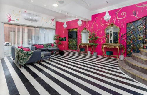 Luxury Mirror Party Pad with 4 Bedrooms! - Foto 5