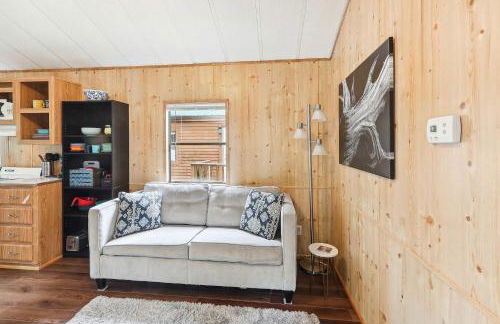 Cabin 10~ Cozy Toronto Lake Cabin ~ Walk To The Water 1 Bedroom Cabin by RedAwning - Foto 11