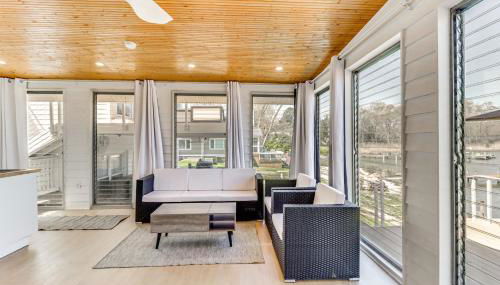 Waterfront Colonial Beach Studio with Boat Dock! - Foto 4