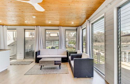 Waterfront Colonial Beach Studio with Boat Dock! - Foto 4