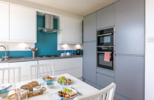 Rooftop Hideaway -Central Coastal Flat - Sea Views - Photo 4