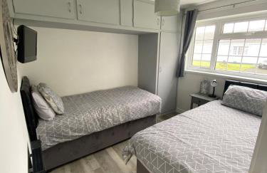 2 Bed Bungalow -25 Gower Holiday Village - Dog Friendly - Foto 13
