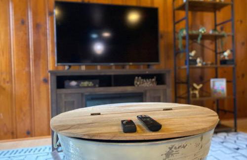 Cozy King Bed Cabin Fireplace - Photo 3