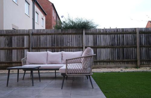 Luxury 6-Bedroom House 5 minutes from Bicester Village Shopping Outlet - Perfect for Business and Family Stays! Private Parking for 4 Cars! - Photo 48