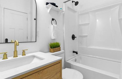 Uptown Haven Walkable Home with Bikes and Firepit near Downtown - Foto 6