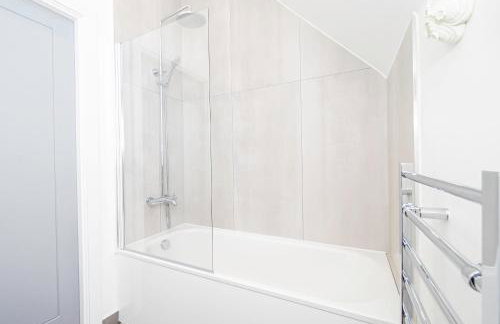 Superb Top Floor 1-Bedroom Flat With Charming Two Balconies - Foto 18