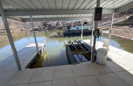 Lakefront Family Retreat w/ Views, Boat Slip - Foto 3