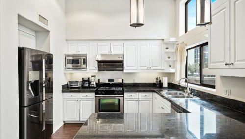 Ultimate LA Vacation 2BR w Pool Above Shops - Foto 4