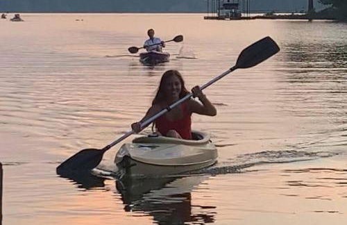 Beautiful Waterfront with Dock Firepit Hot tub - Foto 11