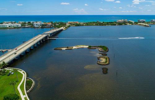 M Lake Worth Beach - Modern Villas Near West Palm Beach, Chic Retro Vibes, King Bed, Cozy Backyard, BBQ, Workspace, High-Speed Internet, Free Parking, 5 Minutes to Downtown & Beach - Foto 32