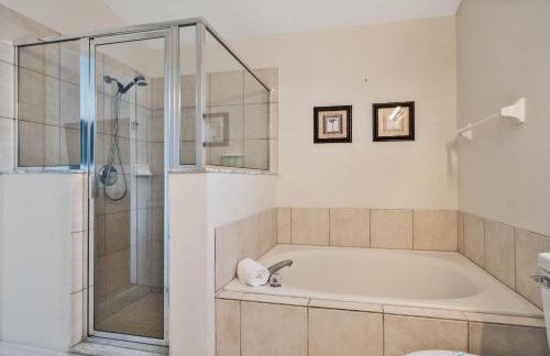 Great Location, gated community, private heated POOL - Foto 23