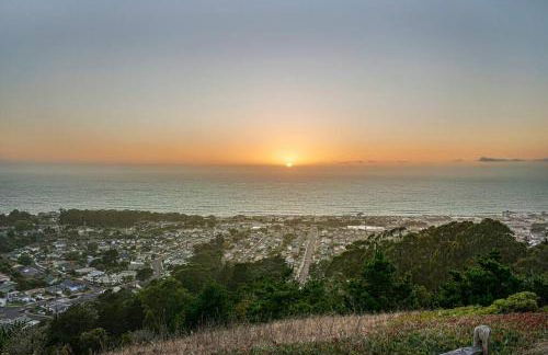 Charming 2BR Coastal Getaway in Pacifica - Photo 51
