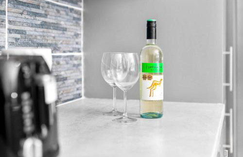 Modern 6-Bedroom Home - Sleeps 12 - Parking - Garden 568P - Foto 55