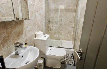 Modern 1BR Business Stay with Fast WiFi - Foto 9