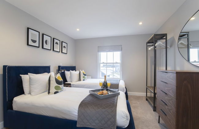 Elliot Oliver - Luxury 3 Bedroom Town Centre Apartment With Parking - Photo 5