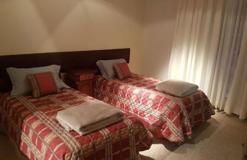 Belíssima COBERTURA no Condomínio Switzerland, o conforto que toda família merece - Foto 27