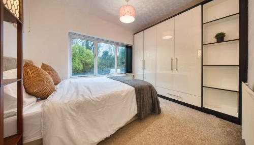 Modern 3BR Manchester Home Sleeps 7 Parking - Foto 4