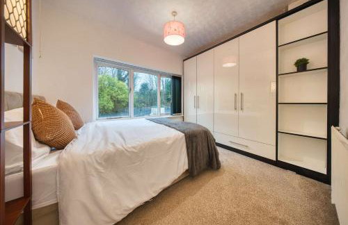 Modern 3BR Manchester Home Sleeps 7 Parking - Foto 4