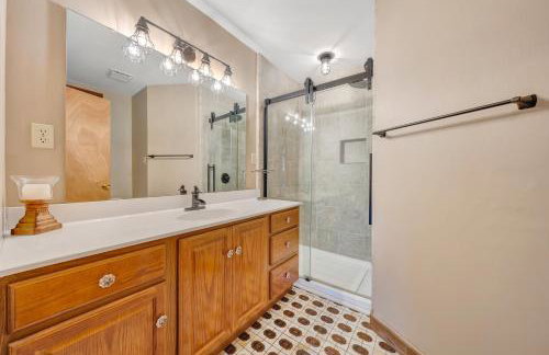 Lakeside Lodge - Lakefront home with private dock & hot tub - Foto 46