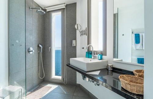 Can Ema, villa moderna con piscina frente al mar - Photo 17