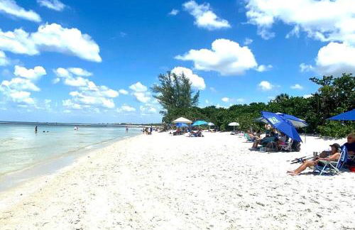 Luxury condo near Wiggins pass beach & park - Foto 32