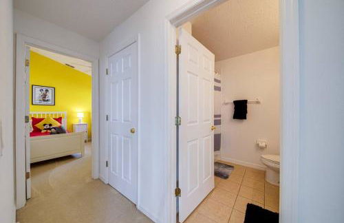 630- 3 Bedroom South facing Home with Pool Drenched in Florida Sunshine Perfect for Families - Foto 8