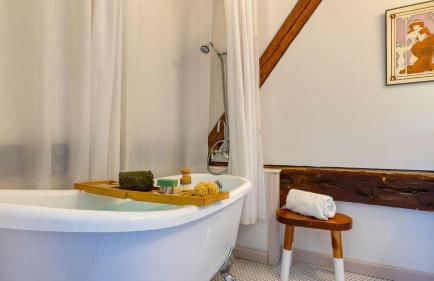 Historic Barn Retreat w Pool Pond Views Longview Pond Lodge by AvantStay - Foto 28