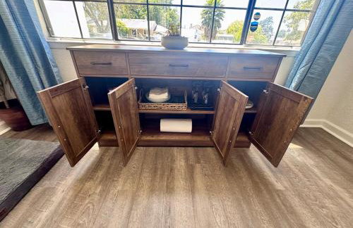 Luna's Cozy Private Hosted Suite with Fireplace and 2 Bedrooms - Foto 8