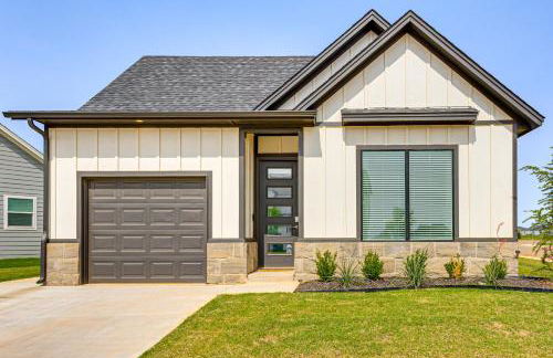 Pool Access and Private Yard Oklahoma City Retreat - Photo 2