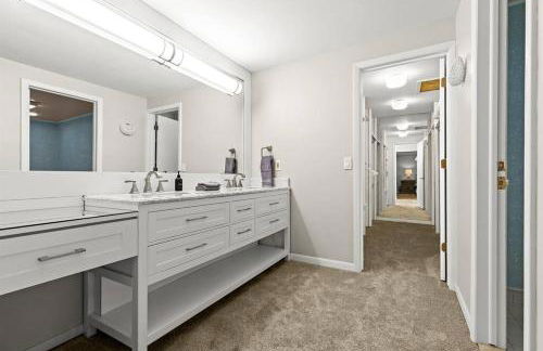 NEW! 4BR I Indoor Pool on the Bay in Boat Town USA - Foto 31