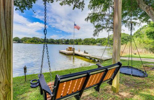 Private and Picturesque Escape on Lake Henry! - Foto 1