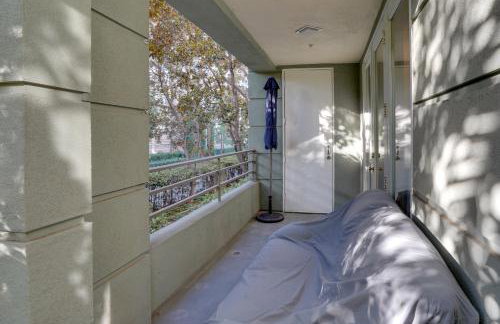 Serene Irvine Retreat with Heated Pool Access! - Foto 21