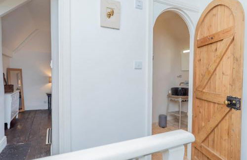 Heron Stays Bath- Boutique Period Group Properties, Parking for 4 Cars, Just 3 Miles to Bath Central, Sleeps 14 - Photo 14