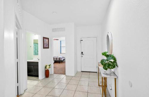 Tropical Desert Oasis Phoenix 5BR 3Bath with Outdoor Tiki Bar & BBQ - Photo 7