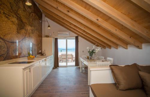 Captain's Attic - Photo 11