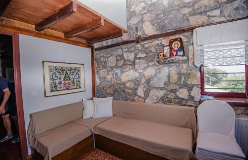 Stonehouse 2 Bedroom Chalet on Olympus Amazing View - Photo 43