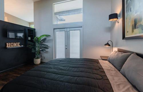 Serene POOL & Firepit in Stunning Home By Airport - Foto 40