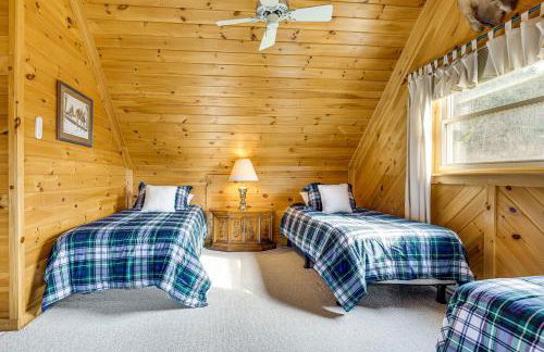 Log Cabin with Pond and Trail Access in Almond! - Foto 22