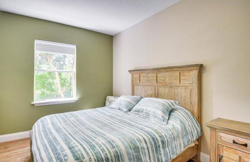 Walk to the Beach! New Smyrna Hideaway with Patio - Foto 11